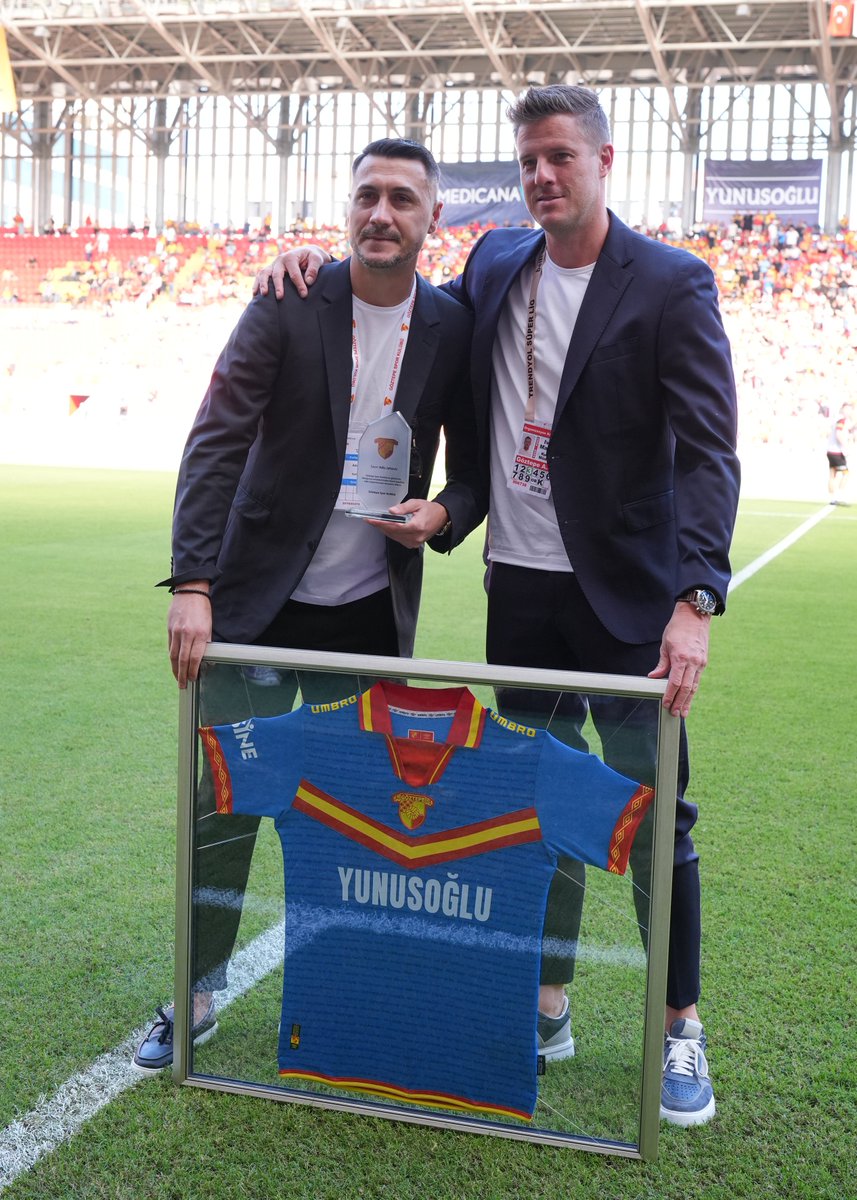 OrcunAkten's tweet photo. 📸Adis Jahovic'in Göztepe kariyeri

🏟️ 104 MAÇ
⚽️ 46 GOL
🅰️ 14 ASİST https://t.co/MPhgFfJWmC