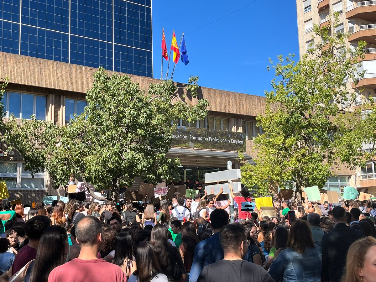 femaemurcia's tweet photo. 🙋Desde @femaemurcia nos ponemos a disposición de todas las administraciones públicas para dialogar sobre lo ocurrido estos días.
Condenamos las tensiones vividas en las puertas de @Educarm y recalcamos las revindicaciones del estudiantado: conseguir información sobre la #PAU25 https://t.co/WIwuA4Vr0r