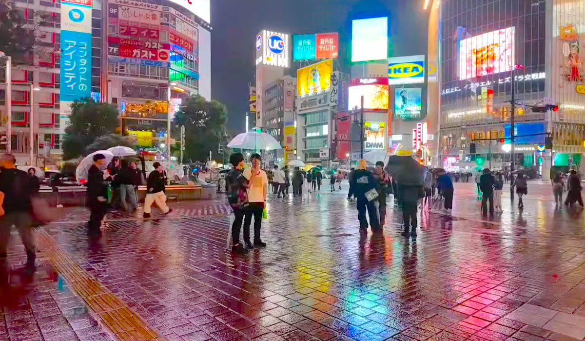 mayuahx's tweet photo. 11pm on October 5th, 2024, the temperature in #Shibuya, #Tokyo, on a rainy night is a cool 20 degrees. 🌖 There are a lot of people here again tonight.
#TokyoNight #WalkInTokyo #DateInTokyo #ひとりデート https://t.co/6739njLvkt