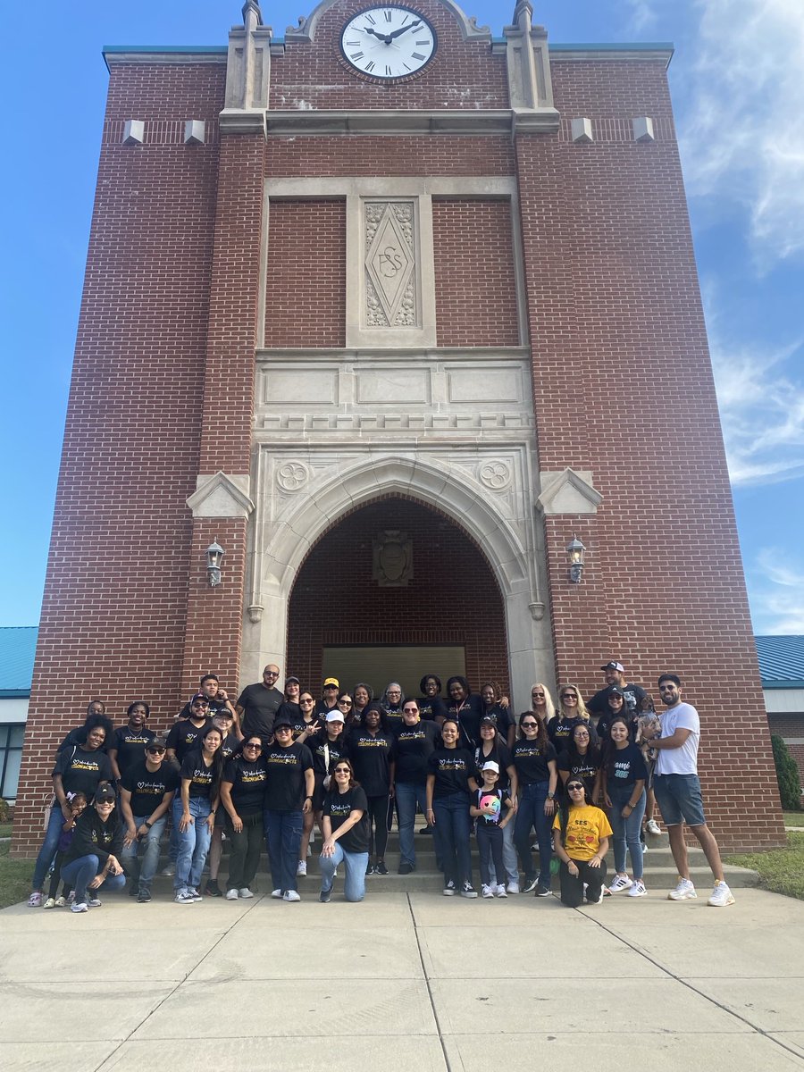 Great day for a Parade! We love ⁦<a href="/TownofSelma/">Town of Selma</a>⁩ <a href="/SelmaElemNC/">Selma Elementary</a>⁩ 🤩💛🖤 #SSStromg