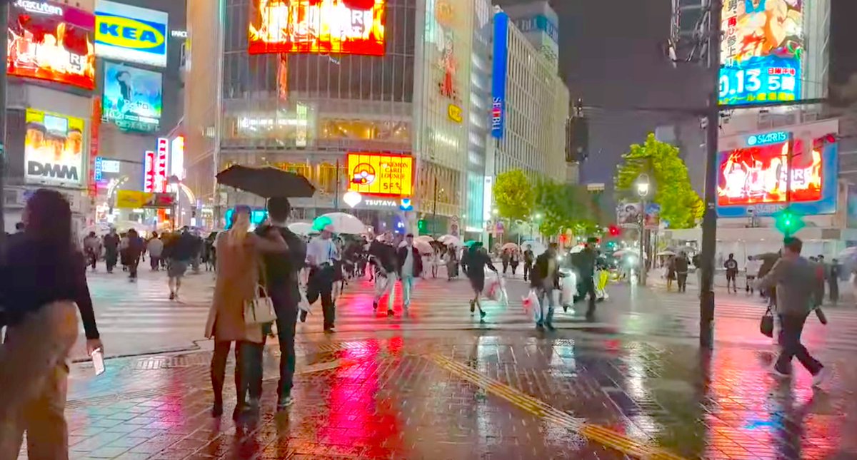 mayuahx's tweet photo. 11pm on October 5th, 2024, the temperature in #Shibuya, #Tokyo, on a rainy night is a cool 20 degrees. 🌖 There are a lot of people here again tonight.
#TokyoNight #WalkInTokyo #DateInTokyo #ひとりデート https://t.co/6739njLvkt