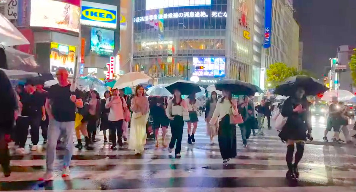 mayuahx's tweet photo. 11pm on October 5th, 2024, the temperature in #Shibuya, #Tokyo, on a rainy night is a cool 20 degrees. 🌖 There are a lot of people here again tonight.
#TokyoNight #WalkInTokyo #DateInTokyo #ひとりデート https://t.co/6739njLvkt