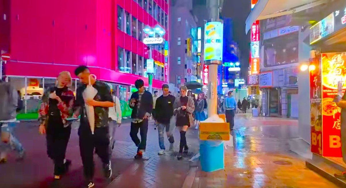 mayuahx's tweet photo. 11pm on October 5th, 2024, the temperature in #Shibuya, #Tokyo, on a rainy night is a cool 20 degrees. 🌖 There are a lot of people here again tonight.
#TokyoNight #WalkInTokyo #DateInTokyo #ひとりデート https://t.co/6739njLvkt