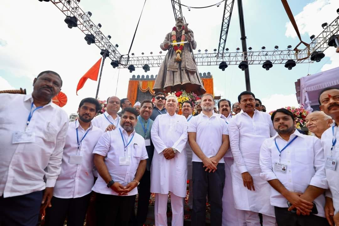 dm_dilipmane's tweet photo. आई अंबाबाईच्या कृपेने पावन झालेल्या, छत्रपती शाहूंच्या करवीर नगरीत आज छत्रपती शिवरायांच्या बहुशस्त्रधारी पूर्णाकृती पुतळ्याचे अनावरण विरोधी पक्षनेते श्री. राहुलजी गांधी यांच्या हस्ते झाले. 

@rahulgandhi

#RahulGandhi #Maharashtra #Kolhapur #ChhatrapatiShivajiMaharaj https://t.co/jISYIqJwo1