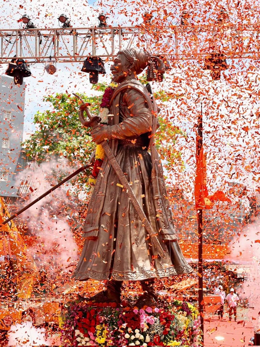 dm_dilipmane's tweet photo. आई अंबाबाईच्या कृपेने पावन झालेल्या, छत्रपती शाहूंच्या करवीर नगरीत आज छत्रपती शिवरायांच्या बहुशस्त्रधारी पूर्णाकृती पुतळ्याचे अनावरण विरोधी पक्षनेते श्री. राहुलजी गांधी यांच्या हस्ते झाले. 

@rahulgandhi

#RahulGandhi #Maharashtra #Kolhapur #ChhatrapatiShivajiMaharaj https://t.co/jISYIqJwo1