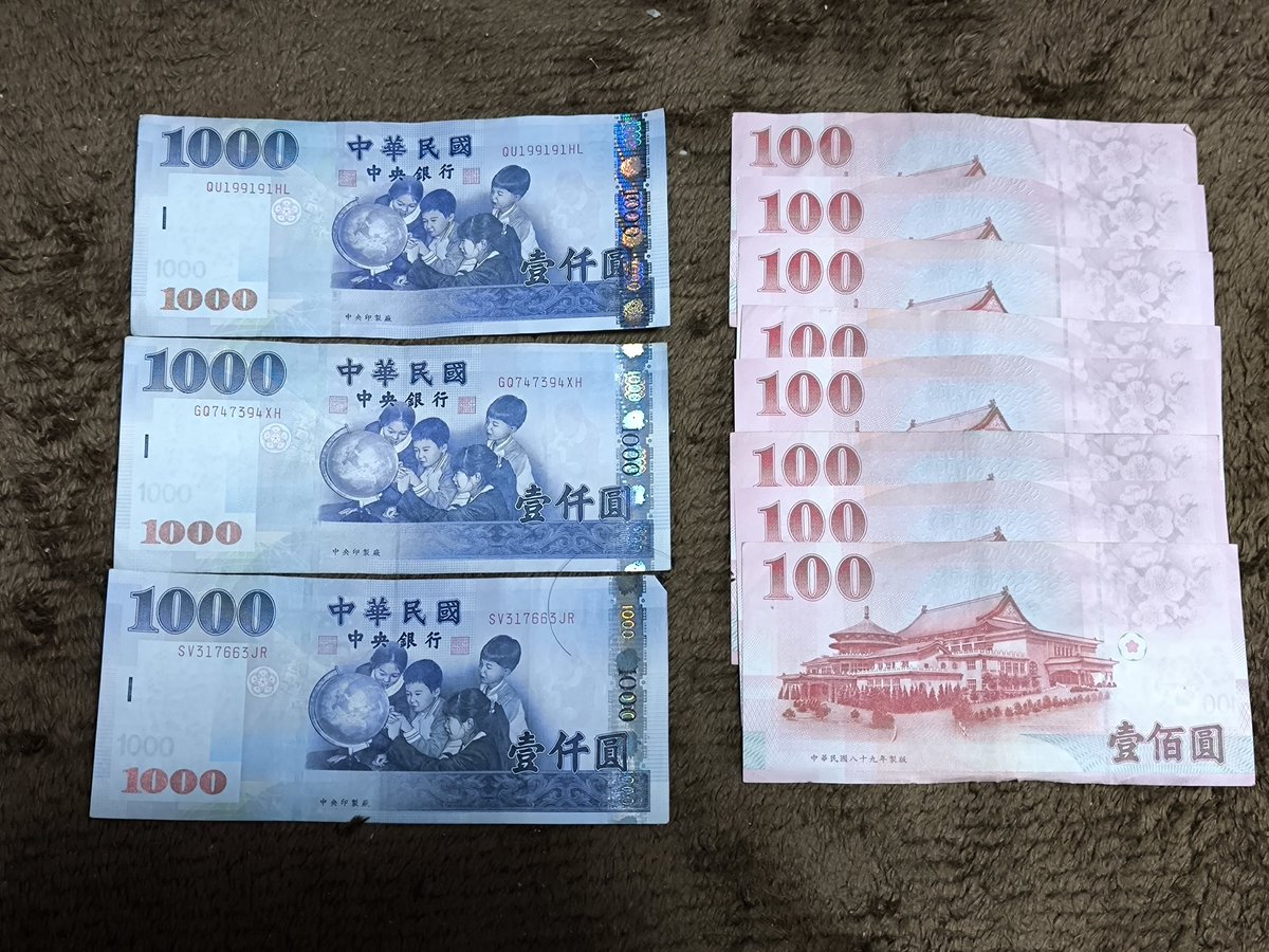 トラベレックスに行って、日本円を台湾ドルに両替してきた！台湾はオーストラリアほどキャッシュレスが進んで無いらしいので、現金多めに持っていく予定🇹🇼海外旅行へ行く時は必ずラケットとシューズを持っていくのだが、ラケットを斜めにすると…あら不思議🤔スーツ  ...