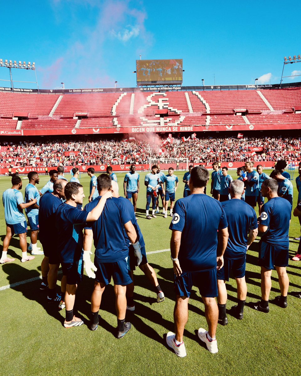 SevillaFC's tweet photo. Comunión absoluta entre el equipo y la afición 🤝🏟️

⚪️ #ElGranDerbi 🔴 https://t.co/Nqae0g24ZG