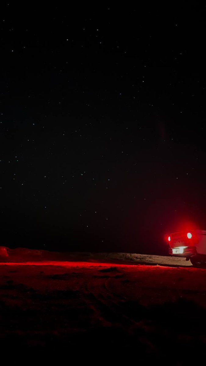 الا واهني اللي ما سامر نجوم الليل
ومن الضيق و التفكير ماثار قيلونه 

ما مرّه مع الايام ضيقه وهمّ وميل
وترقد عيونه حين يقفل تليفونه

وأنا كل ليل احط في خاطري واشيل
يـ لين الفجر يقشع ظلام السماء لونه

اجاهد نصيب ٍ يوم يضبط ويوم يميل
و حلم ٍ مقادير الزمن و قّفت دونه