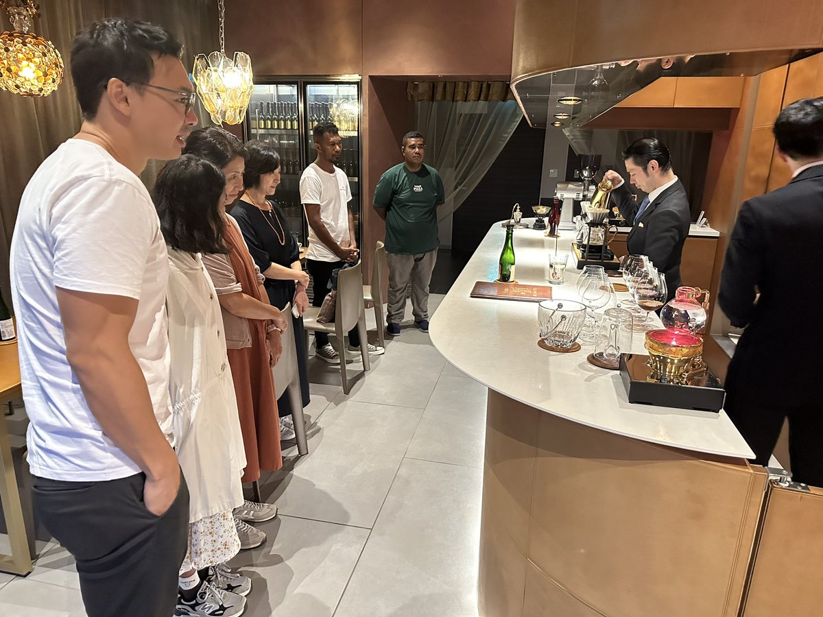 Josecafeto's tweet photo. 7月に栽培を指導した東ティモールのコーヒー生産者達が、訪日してGINZA SIXのGRAND CRU CAFÉ GINZAにコーヒーを飲みにきました。とても熱心で質問攻めにあいました。
#東ティモール #ミカフェート #grandcrucafe
#コーヒーハンター川島良彰 https://t.co/pFE6E1gIsO