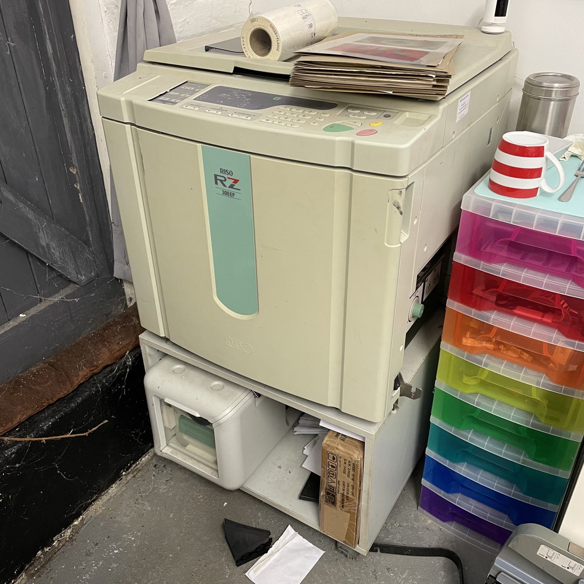 Free Risograph.

It's a NON-WORKING Riso RZ300EP. It came with my other working Riso when I bought it. It already had parts removed when I got it and was going to be a spares/repair machine but I never needed anything from it and I've never switched it on. 1/2