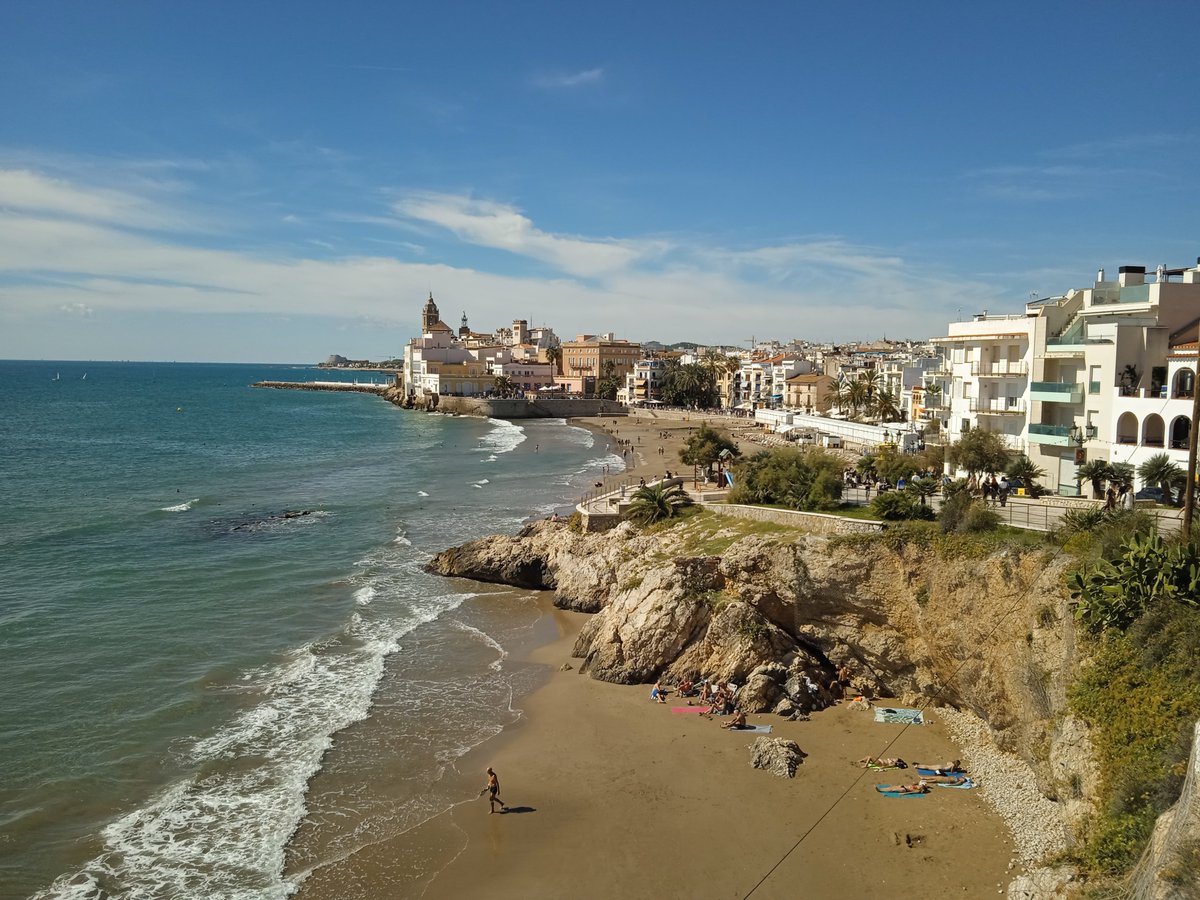 Sitges es wunderbar. Buena comida, buena bebida, buena gente, buenas pelis, buen clima... Así dan gusto estás mini vacaciones en este paraíso de la Costa Dorada.