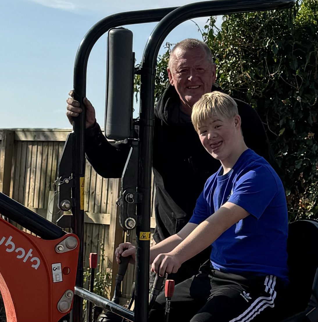 helloharvey's tweet photo. Digging with Dad in the sunshine #gettinginvolved #buildingournewhome🏠💙💙 https://t.co/sj3OdH5kFZ