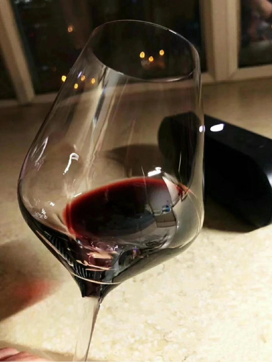 ワインをたくさん持っています、ゆっくりと物語を語ってください、一人でいることの喜びと自由🍷