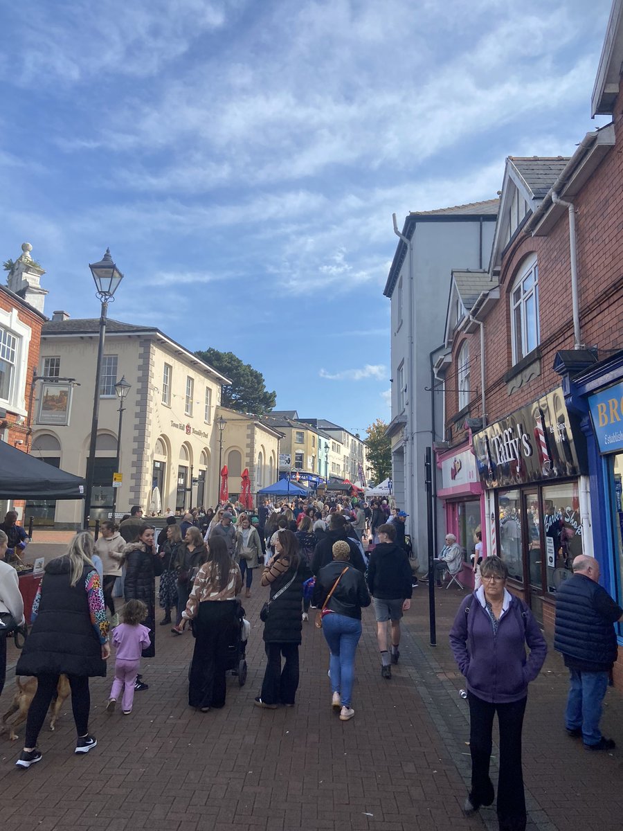 ChippyLyn's tweet photo. Well played @NPTCouncil , Great food & Drink Festival. Town absolutely slamming. Great music & great atmosphere. Well Played. #NEEFNEEFNEEF https://t.co/X4KuM1TgOy