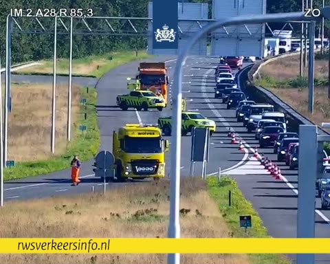 Er heeft een ongeval plaatsgevonden op knp. Hattemerbroek. De verbindingsweg vanuit Apeldoorn (#A50) richting Zwolle (#A28) is dicht. Het verkeer kan keren bij afrit Wezep. De politie gaat onderzoek doen naar de toedracht. Naar verwachting komt de weg later vanavond weer vrij.