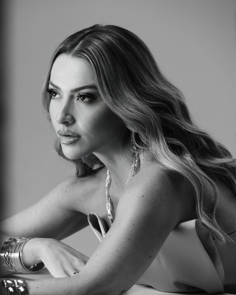 Hadise:

"Kadınlarımızın korkusuz, özgürce, istediği gibi yaşadığı günleri görmek istiyoruz artık. Korkuyoruz..."