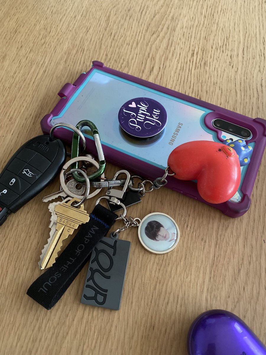 papertaehyung's tweet image. My mom’s keys and phone 😅 @BTS_twt #BTSARMYMOM