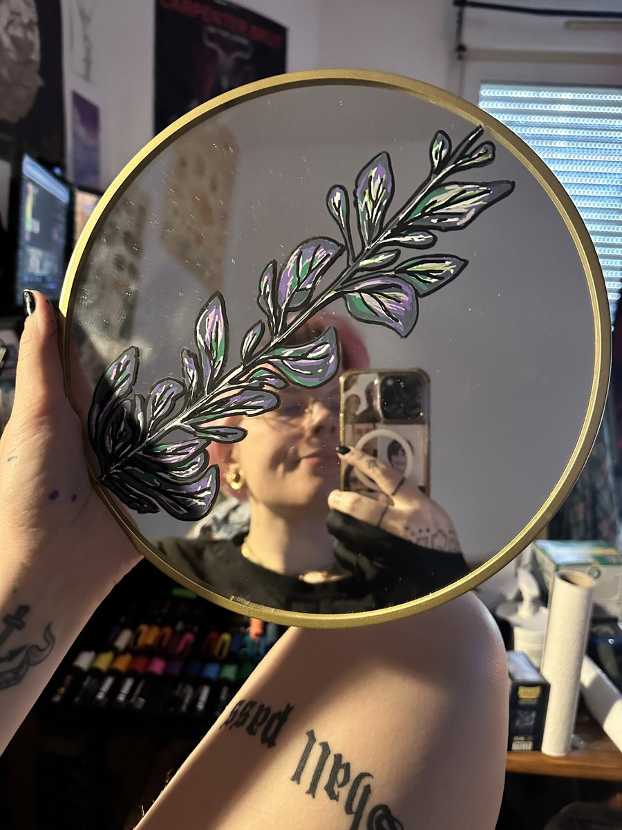 Karlinvasion's tweet image. Le miroir il était cassé ducoup j’ai fait les feuilles dessus