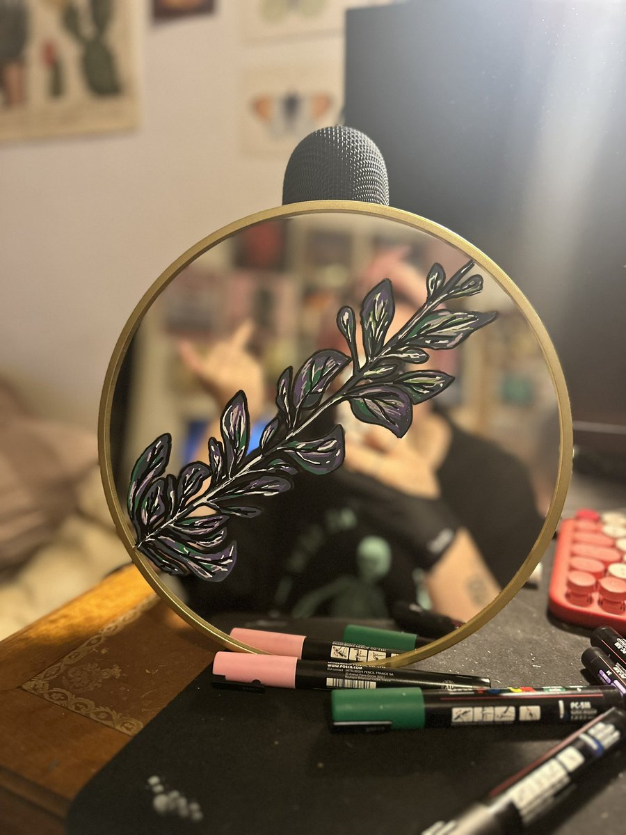 Karlinvasion's tweet image. Le miroir il était cassé ducoup j’ai fait les feuilles dessus