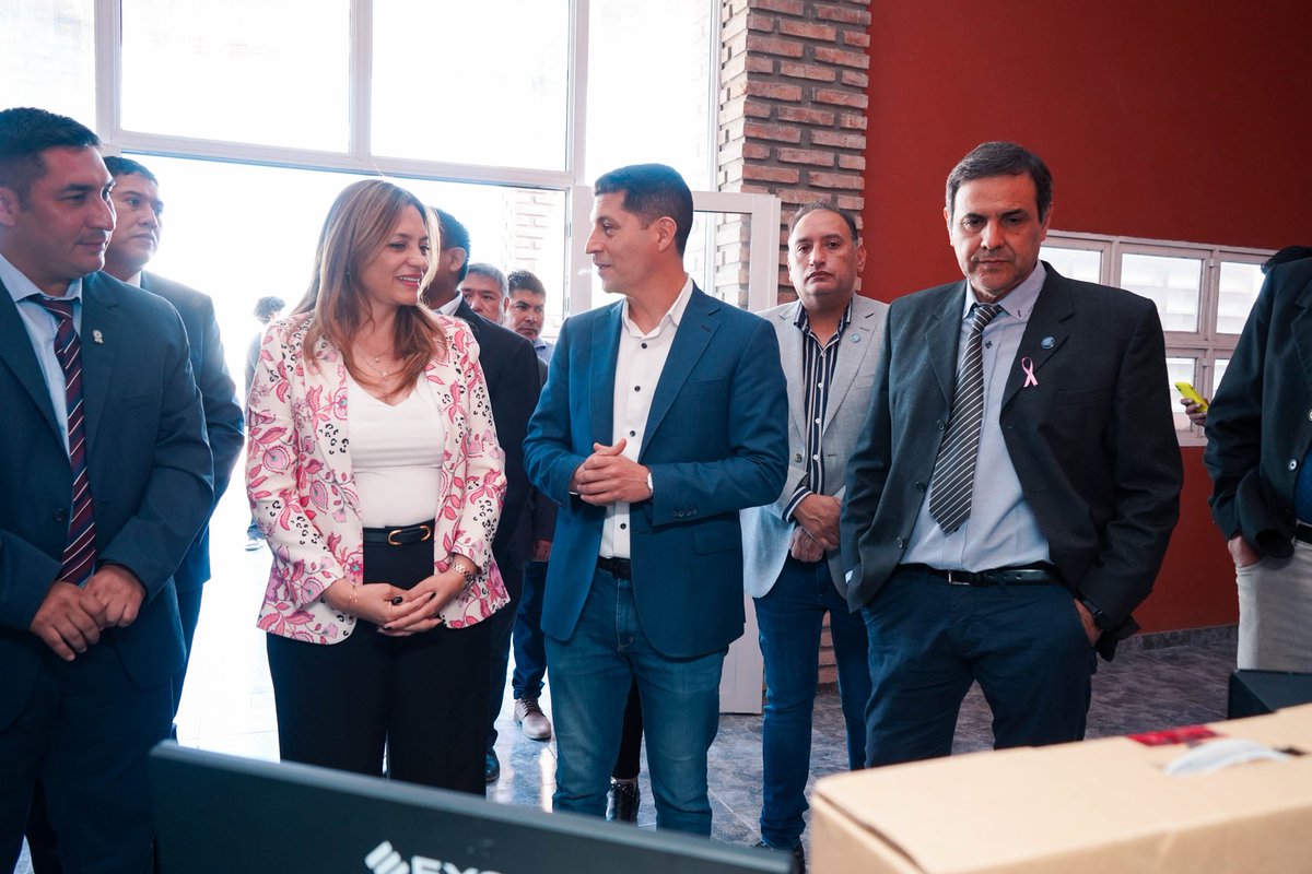 SecJusticiaLR's tweet photo. 🏜️ Con visión federal continuamos recorriendo nuestra provincia. 

🚐 En coincidencia con la celebración del 158º Aniversario del Dpto. Ángel Vicente Peñaloza, hicimos entrega en Tama de equipamiento digital para la delegación de Registro Civil de la localidad. https://t.co/pUcSR8vuAx