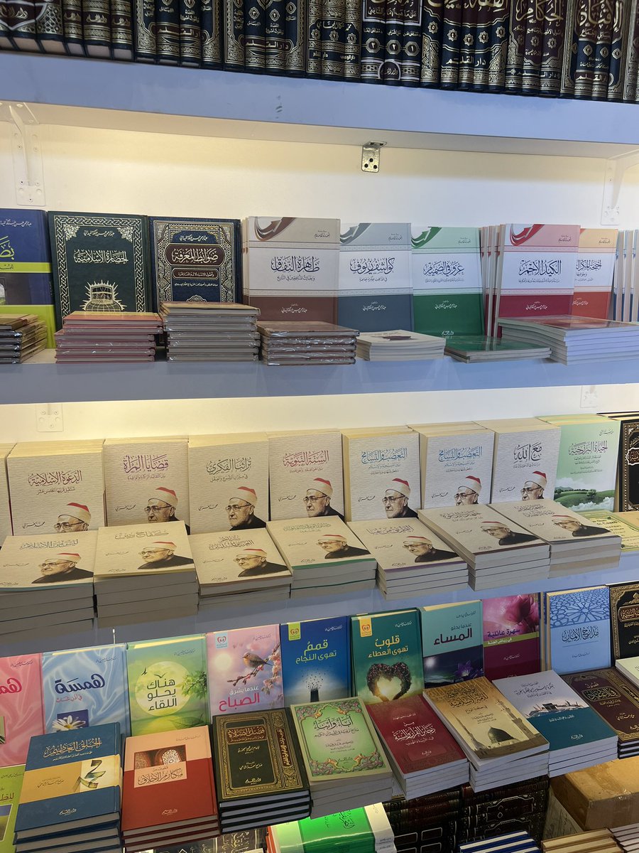 لقد زرت معرض الكتاب المقام بالرياض بفضل الله أكثر من مره، وما ذاك الا لضخامة المعرض وكثرة العناوين في المعرض..
ولكن استغربت من وجود كتب لرموز من جماعة الإخوان، كالغزالي وحبنكة وعبدالقادر عودة وغيرهم، مع صدور فتوى من هيئة كبار العلماء في المملكة بالتحذير من هذه الجماعة وكتبهم، وما