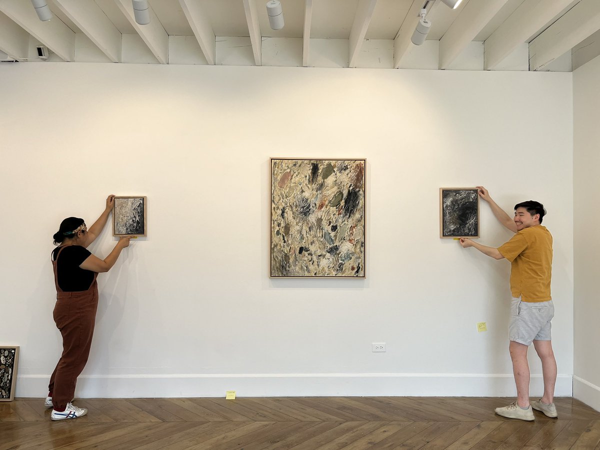 มา set up เตรียมงานที่ 3110 gallery LA แล้ว  ตื่นเต้นนน 😆 ภาพอยู่บนกำแพงมีแสงธรรมชาติ มีสปอทไลท์แล้วดีมาก ไม่เคยคิดฝันว่า artist ไทยตัวจิ๋วแบบเราจะมี solo show อ่ะฮือ😭