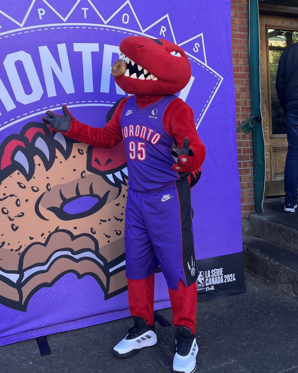 Raptors's tweet photo. 🗣️ BONJOUR

Come visit Fairmount Bagel to try the Raptors Bagel and enter for your chance to win tickets to our Canada Series game on Sunday!

🗓️ Oct.4-6
 ⏰ 7am-1pm
📍Fairmount Bagel
74 Av. Fairmount O, Montréal, Quebec https://t.co/xdxTri7Njj