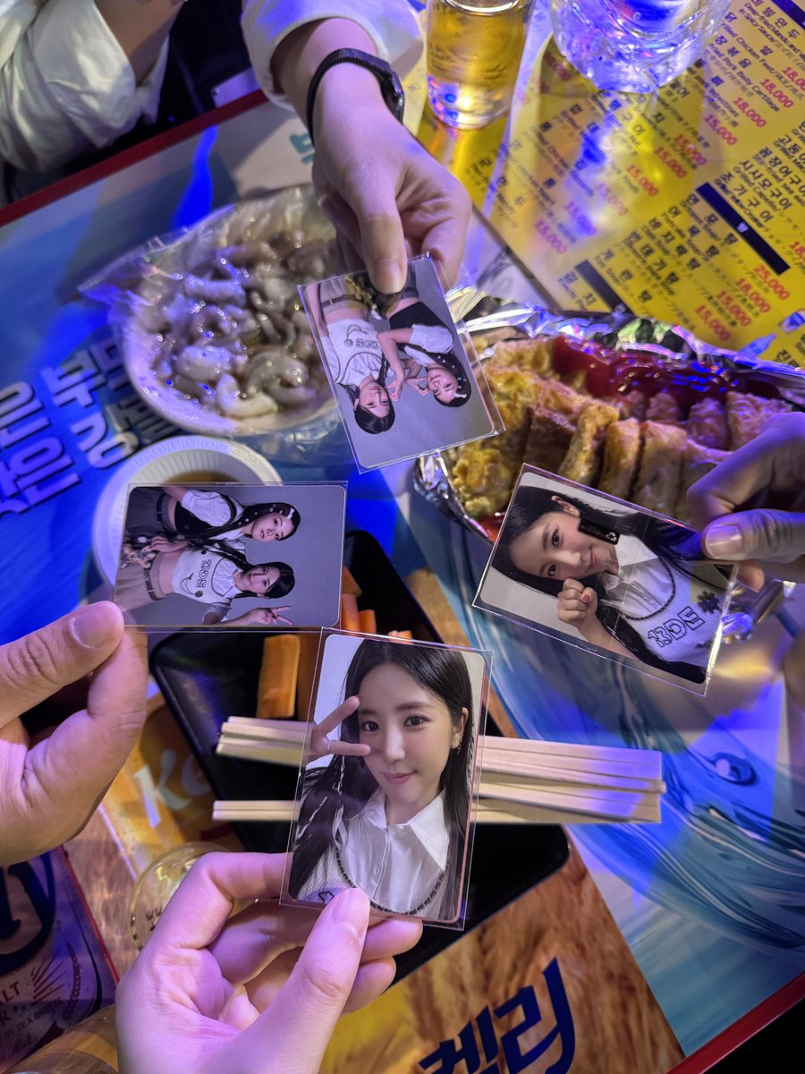 초봄 팬미팅 🫶🏻
홍콩 판다 같이 밥 먹자🐼

#apink #chobom 
#에이핑크 #초봄
#박초롱 #초롱 #윤보미 #보미

<a href="/chosimrong_0303/">chosimrong</a> 
<a href="/ronabo0407/">Pandarong</a> 
<a href="/eunjisaranghaee/">eunji.saranghae</a>