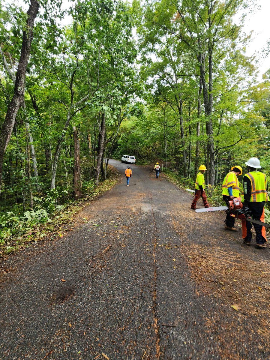 VaDOT's tweet photo. We are making progress! Earlier this week, @VaDOTBristol's Wise and Lebanon Residencies were able to re-establish access to routes in Dickenson, Wise, Lee, Buchanon, Lebanon & Tazewell counties. Crews continue to clear & open roads as quickly & safely as possible. #OneVDOT π π§‘ https://t.co/B7Fq805K5Z