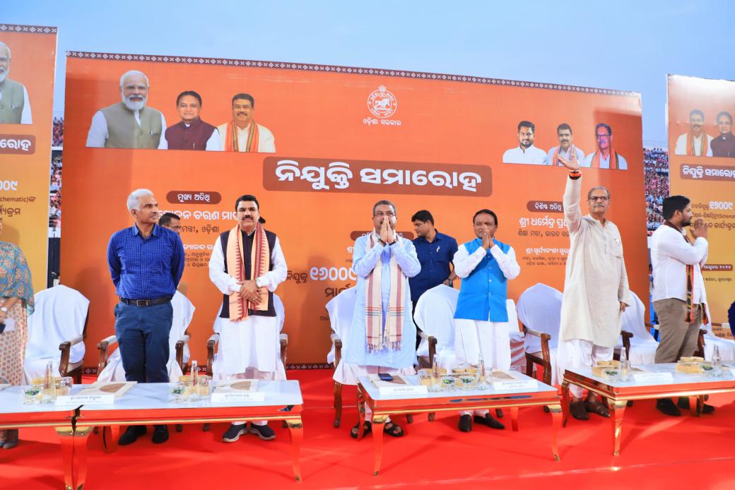 dpradhanbjp's tweet photo. ଦ୍ରୁତଗତିରେ ବିଜେପିର ପ୍ରତିଶ୍ରୁତି ପୂରଣ । 

ଭୁବନେଶ୍ୱର ଠାରେ ଓଡ଼ିଶା ସରକାରଙ୍କ ପକ୍ଷରୁ ଆୟୋଜିତ “ନିଯୁକ୍ତି ସମାରୋହ  ଓ ନବନିଯୁକ୍ତ କନିଷ୍ଠ ଶିକ୍ଷକ-ଶିକ୍ଷୟିତ୍ରୀଙ୍କ ପ୍ରଶିକ୍ଷଣ କାର୍ଯ୍ୟକ୍ରମ”ରେ ମାନନୀୟ ମୁଖ୍ୟମନ୍ତ୍ରୀ @MohanMOdisha, ଉପ-ମୁଖ୍ୟମନ୍ତ୍ରୀ @KVSinghDeo1, ରାଜ୍ୟ ଉଚ୍ଚ ଶିକ୍ଷା, କ୍ରୀଡ଼ା ଓ ଯୁବ ବ୍ୟାପାର ମନ୍ତ୍ରୀ @suryabanshibjp ଏବଂ ସ୍କୁଲ ଓ ଗଣଶିକ୍ଷା ମନ୍ତ୍ରୀ @NityanandaBJP  ଙ୍କ ସହ ଯୋଗଦେଲି ।

ଚଳିତବର୍ଷ ବିଭିନ୍ନ ପ୍ରାଥମିକ ତଥା ଉଚ୍ଚ ପ୍ରାଥମିକ ବିଦ୍ୟାଳୟରେ ନିଜର ଦାୟିତ୍ୱ ତୁଲାଇବା ପାଇଁ ନିଯୁକ୍ତି ପତ୍ର ଗ୍ରହଣ କରିଥିବା 16, 009  ଜଣ ଶିକ୍ଷକ ଓ ଶିକ୍ଷୟିତ୍ରୀମାନଙ୍କୁ ହାର୍ଦ୍ଦିକ ଶୁଭେଚ୍ଛା ଜଣାଇବା ସହ ଏଭଳି ପ୍ରୟାସ ପାଇଁ ରାଜ୍ୟ ସରକାରଙ୍କୁ ଧନ୍ୟବାଦ ଜଣାଉଛି ।  ଶିକ୍ଷାର ଗୁଣାତ୍ମକ ମାନରେ ଉନ୍ନତି ଆଣିବା ଏବଂ ଓଡ଼ିଶାର ଛାତ୍ରଛାତ୍ରୀଙ୍କ ଉଜ୍ଜ୍ୱଳ ଭବିଷ୍ୟତ ସୁରକ୍ଷିତ କରିବା ଦିଗରେ ଆଜିର ଏହି ବୃହତ ନିଯୁକ୍ତି ସମାରୋହ ଏକ ବଡ଼ ପଦକ୍ଷେପ ।