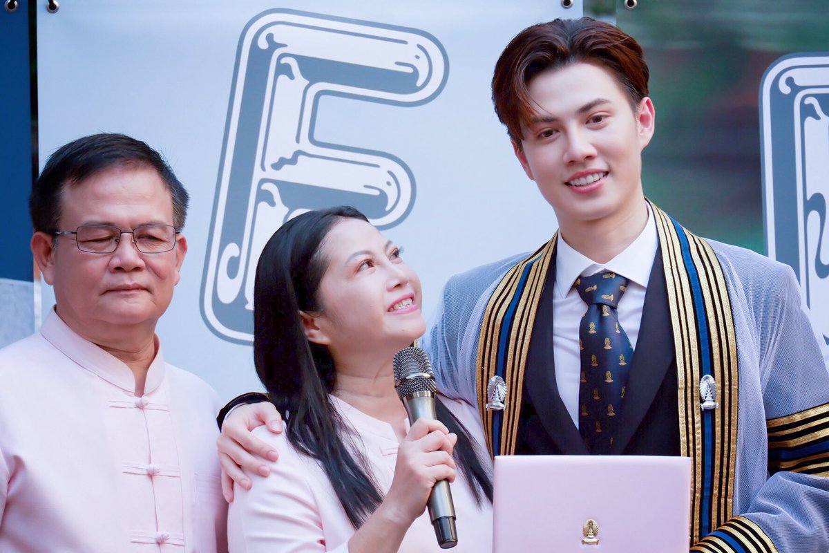 hmay2530's tweet photo. คนสำคัญในวันสำคัญของอเลิ๊ต🦊🎓
@Benzalert_np
#BENZALERT
#แบตเตอรี่ของอเลิ๊ต
#BenzalertGradutionDay https://t.co/QZC5qLxMQt