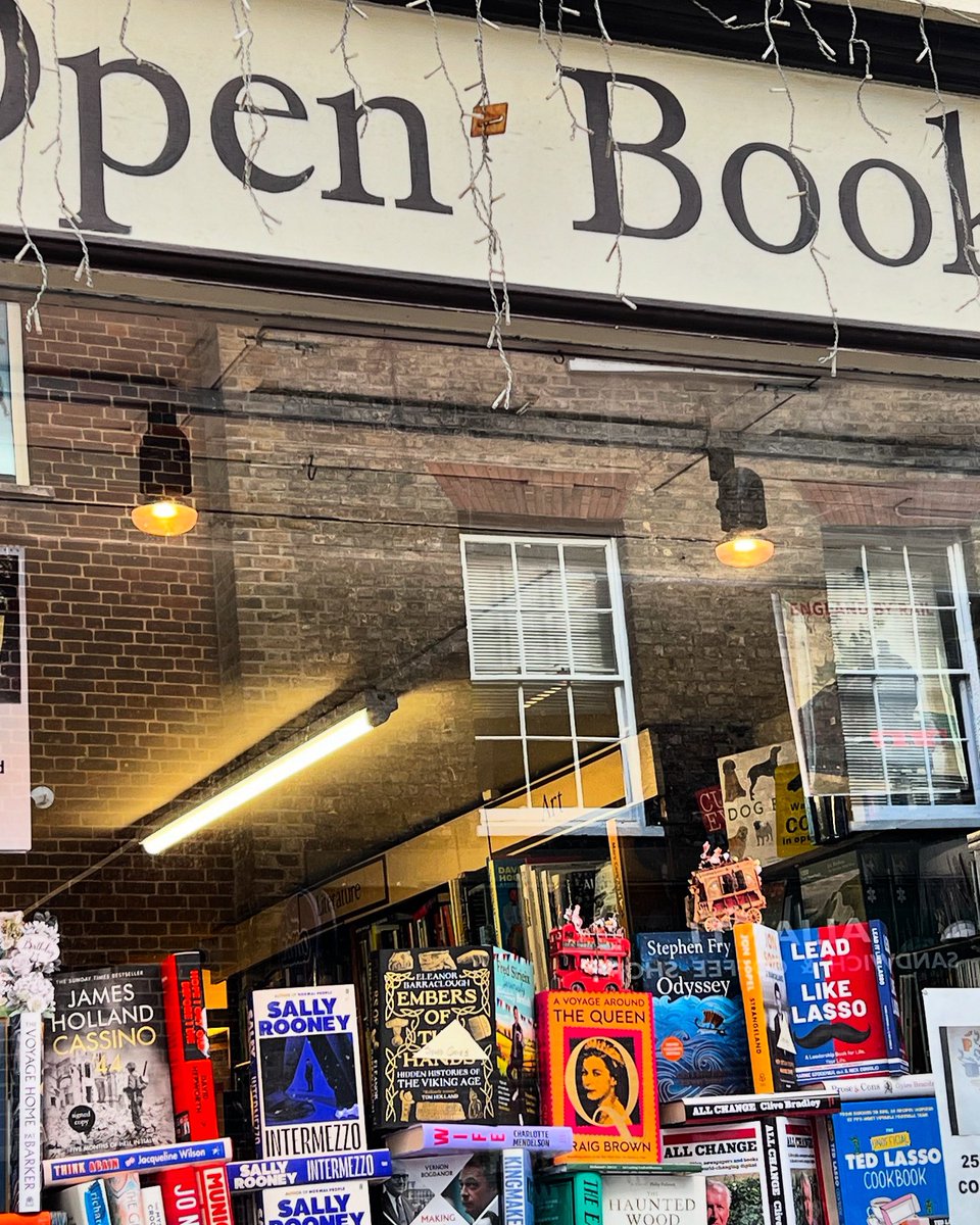 leaditlikelasso's tweet image. Woohoo! @leaditlikelasso out in the wild in #Richmond the land of #tedlasso Thanks @theopenbook2 !!!