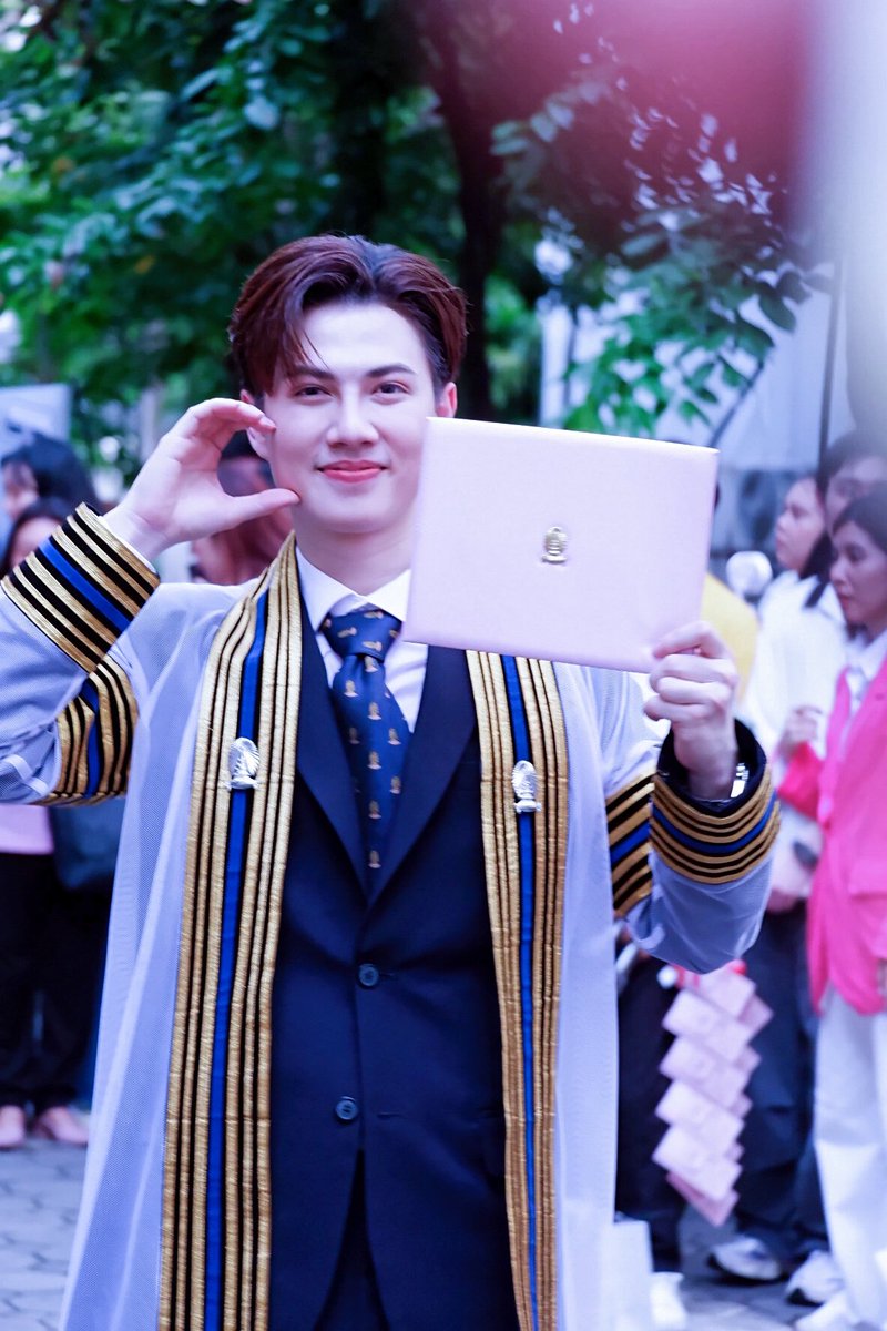 hmay2530's tweet photo. คนเก่งของฉันอเลิ๊ต🔋🫶🏻🦊🎓
@Benzalert_np
#BENZALERT
#แบตเตอรี่ของอเลิ๊ต
#BenzalertGradutionDay https://t.co/vtBL1utJN0
