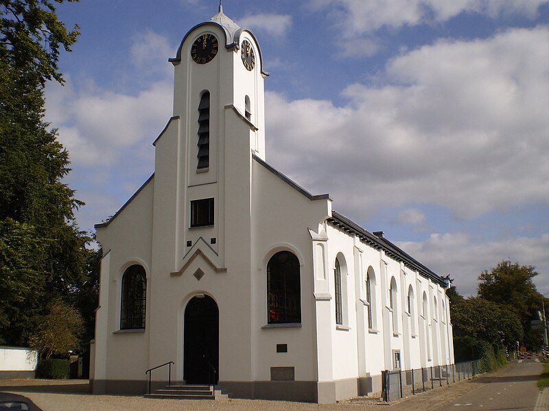 Genieten in Het Witte Kerkje in Huis ter Heide van prachtige verhalende fado, jazz &amp; cabaret liedjes, gezongen door Saskia Kikkert.