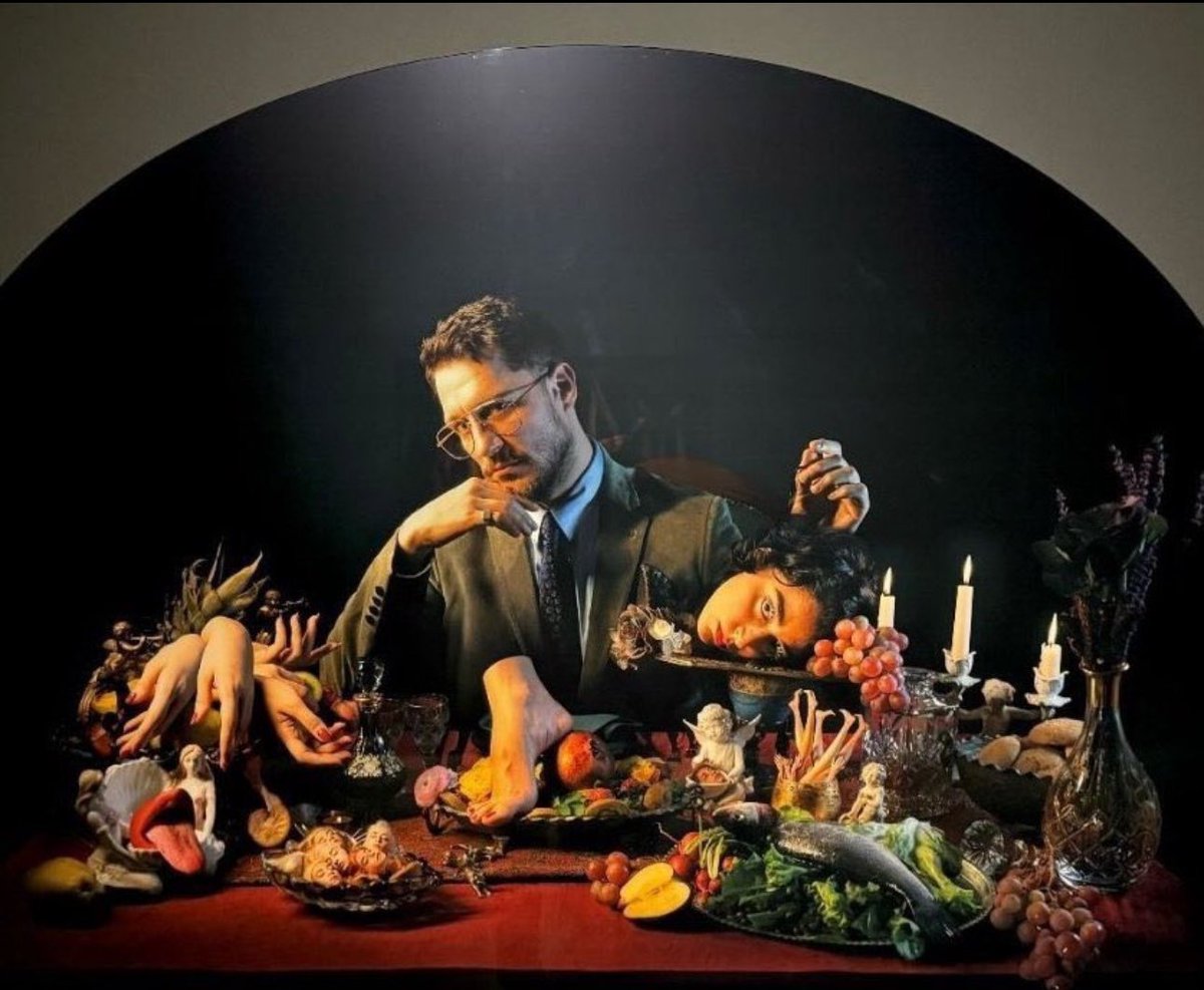 Sözde sanat adı altında çekilen, programlanan bu fotoğrafın kime ne faydası var? Bunu sanat olarak pazarlayan odaklara neden hizmet ediyorsunuz? Türk toplumunun ahlakını bu şekilde çökertmeye çalışanlara neden aracı oluyorsunuz?

#UrazKaygılaroğlu