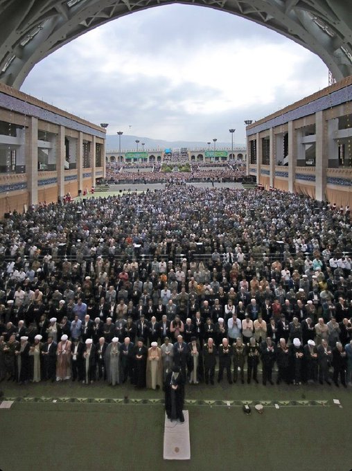 Alimohamadi1376's tweet image. درتاریخ بنویسید گروهی بخاطر تهدید به مرگ، بیشتر به میدان آمدند،چون سردارشان گفته بود؛ما ملت شهادتیم.