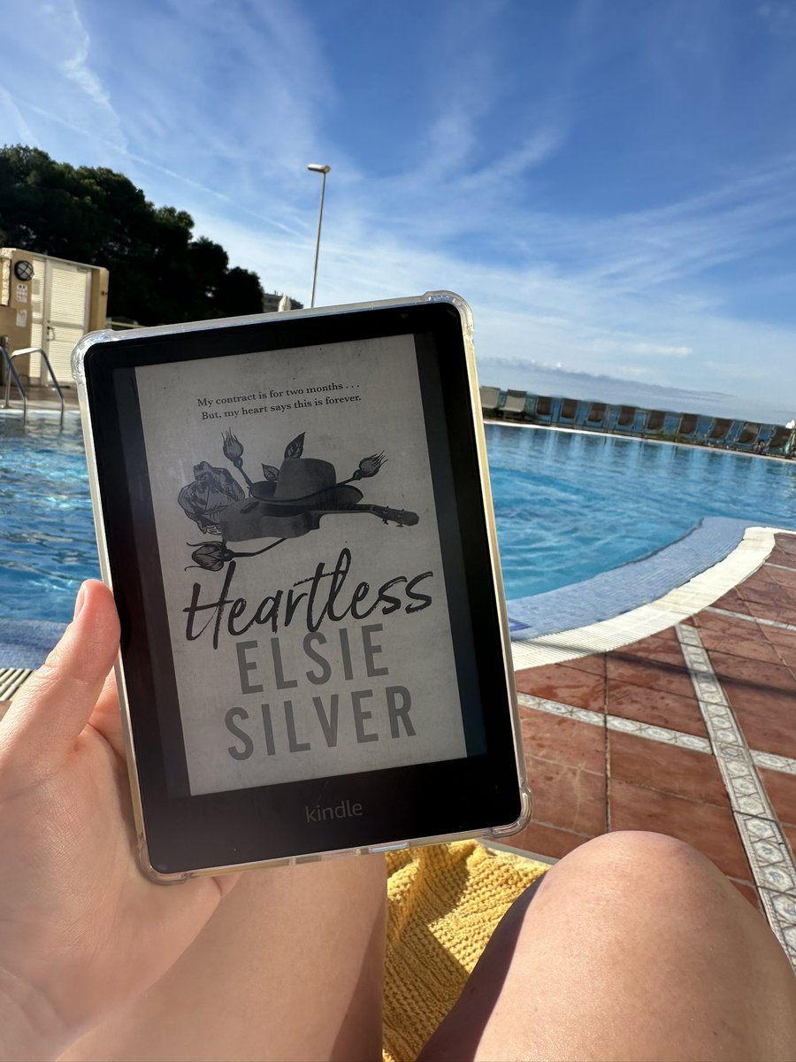 heyitstamm's tweet photo. At my happiest in the sunshine with my wife and with a book☀️🩷 https://t.co/YyRnfAKsI9