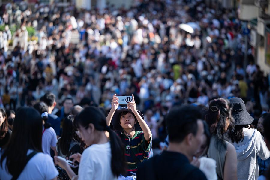 Travel in the world's second-largest economy continued to boom on Thursday, the third day of China's week-long National Day holiday xhtxs.cn/XCS