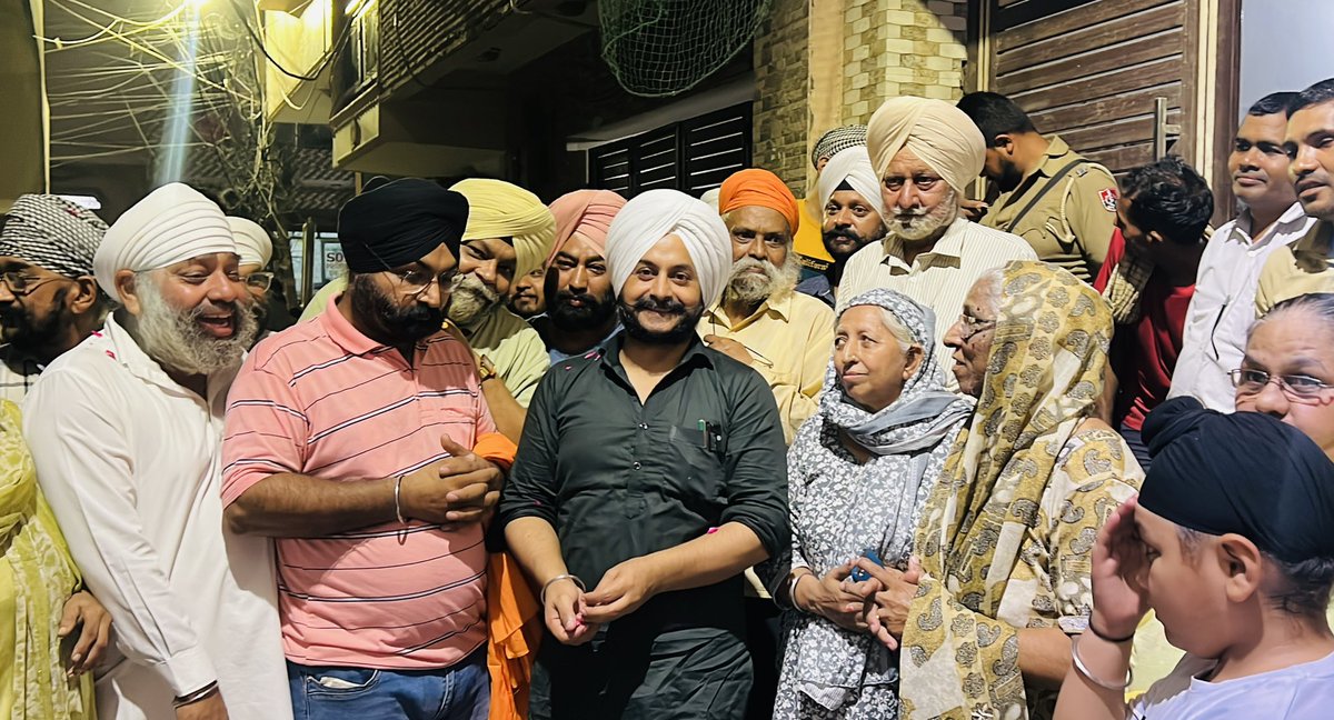 JarnailSinghAAP's tweet photo. दिनभर भाजपा की तानाशाही का डटकर सामना करने के बाद, शाम को इलाके में विकास कार्य का शुभारंभ..
आज गली नंबर 11 संतगढ़ के निवासियों की गंदे पानी की शिकायत को दूर करते हुए वहां सीवर की नई लाइन डलवाकर इलाकावासियों का आशीर्वाद लिया..
#TilakNagarDevelopment #PublicForProgress #MLAAtYourDoor
@ArvindKejriwal @AamAadmiParty @AtishiAAP