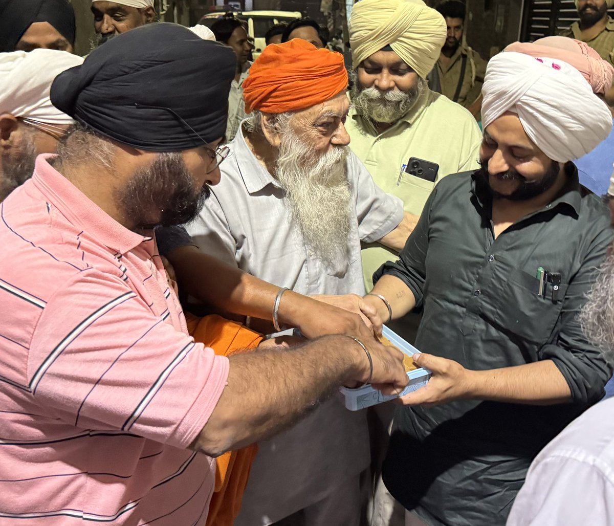 JarnailSinghAAP's tweet photo. दिनभर भाजपा की तानाशाही का डटकर सामना करने के बाद, शाम को इलाके में विकास कार्य का शुभारंभ..
आज गली नंबर 11 संतगढ़ के निवासियों की गंदे पानी की शिकायत को दूर करते हुए वहां सीवर की नई लाइन डलवाकर इलाकावासियों का आशीर्वाद लिया..
#TilakNagarDevelopment #PublicForProgress #MLAAtYourDoor
@ArvindKejriwal @AamAadmiParty @AtishiAAP
