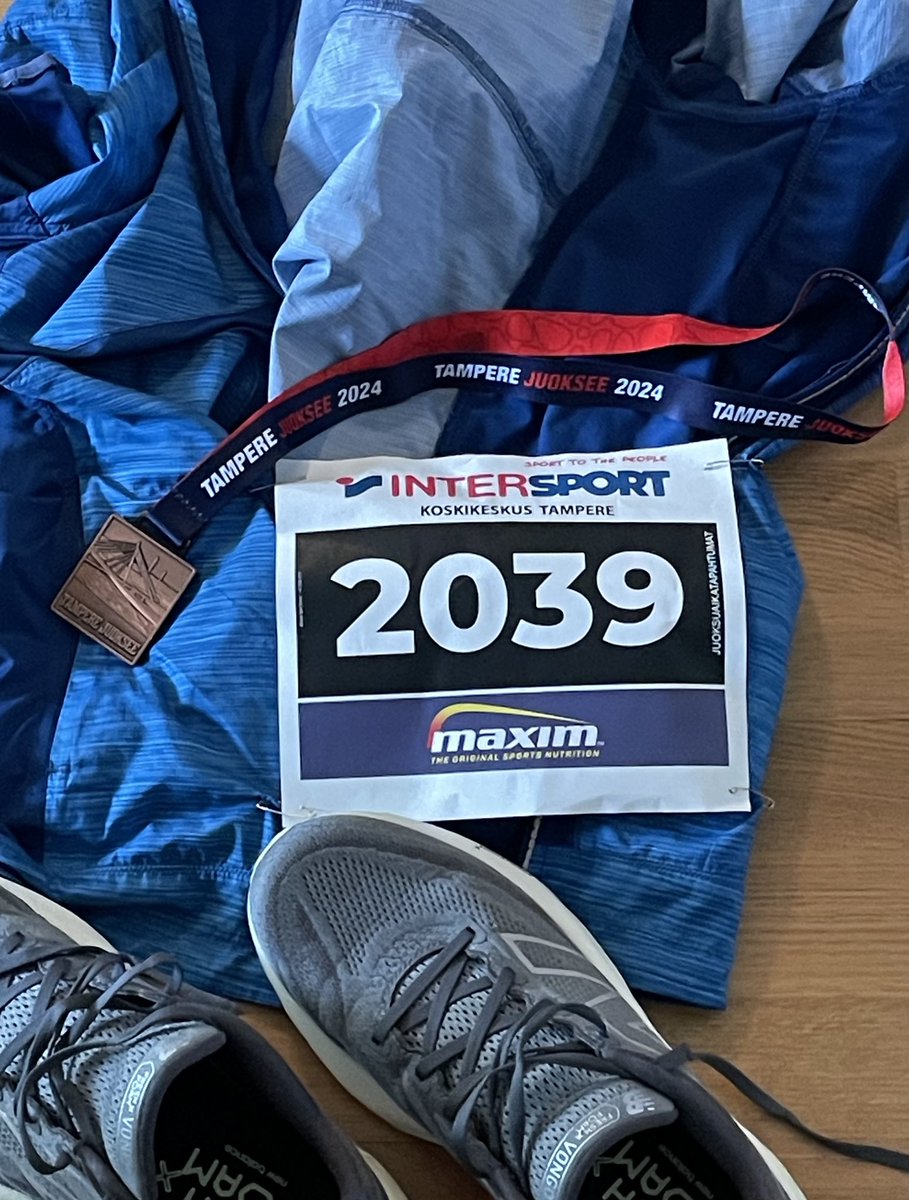 Juoksin puolimaratonin. Aika ei ollut hyvä mutta oli mukava huomata, että vuoden tauon jälkeen maaliin pääsy onnistui. Tästä on hyvä jatkaa. Ja on hienoa, että #Tampere’lla on tällaisia tapahtumia, jotka keräävät ihmisiä liikkumaan #puolimaraton #TampereJuoksee