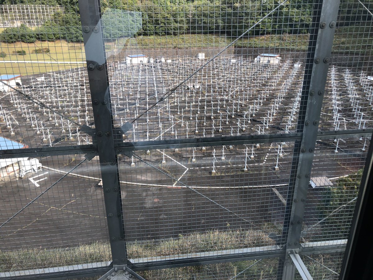 今日、滋賀県甲賀市信楽にある、京大の生存圏研究所MUレーダー見学ツアーに参加してきました。レーダーは直径100m・475本の矢木アンテナによるフェイズドアレイレーダーです。46.5MHz、出力1Mワット(！)のパルス波を使って気象観測をしているそうです。楽しかった〜
#MUレーダー