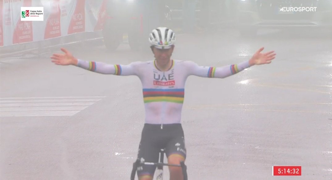 LeGruppetto's tweet photo. DÉMONSTRATION DE TADEJ POGACAR POUR SA PREMIÈRE EN TANT QUE CHAMPION DU MONDE ! Le Slovène remporte le Tour d'Émilie après s'être envolé à 38km de l'arrivée. 24e succès de la saison pour Pogi, qui a écrasé la concurrence, la repoussant à près de 2 minutes. #GirodellEmilia https://t.co/xUjy4o46Xa