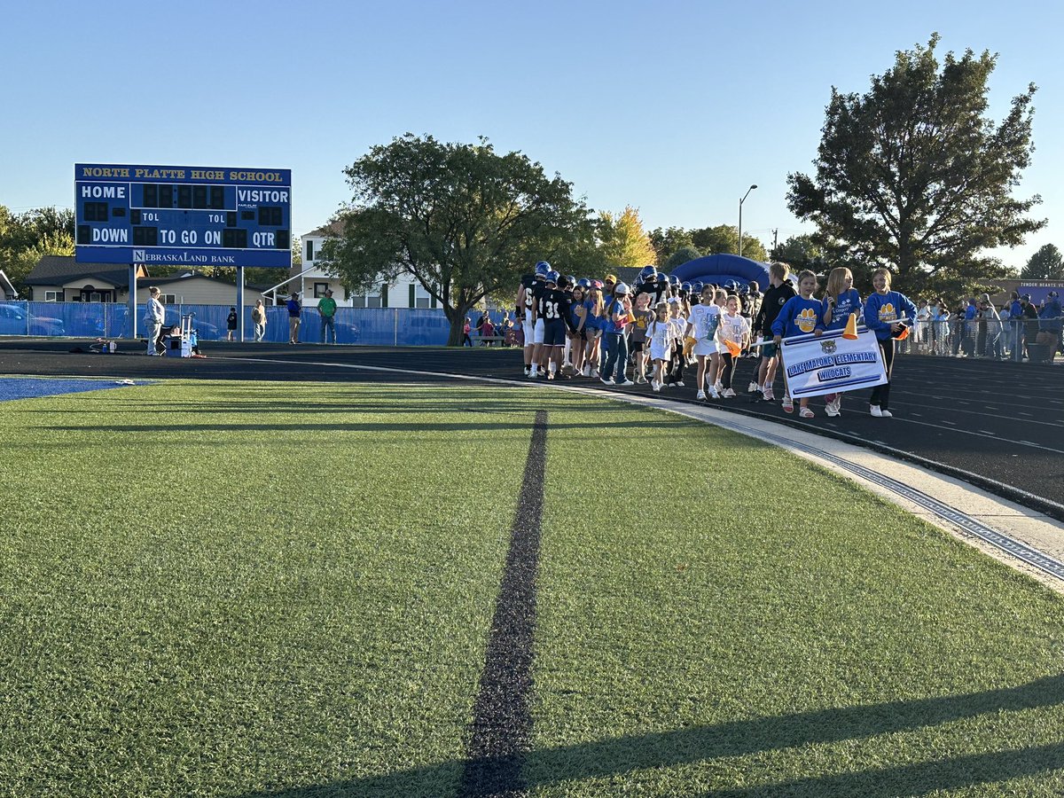 NPPS_Foundation's tweet photo. Thank you to everyone who came out to celebrate Change Wars! Big shout out to future alumni @NPHSBulldogsFB team for high fiving the elementary students. 🐾 congrats on a win https://t.co/NFmo1G22u3