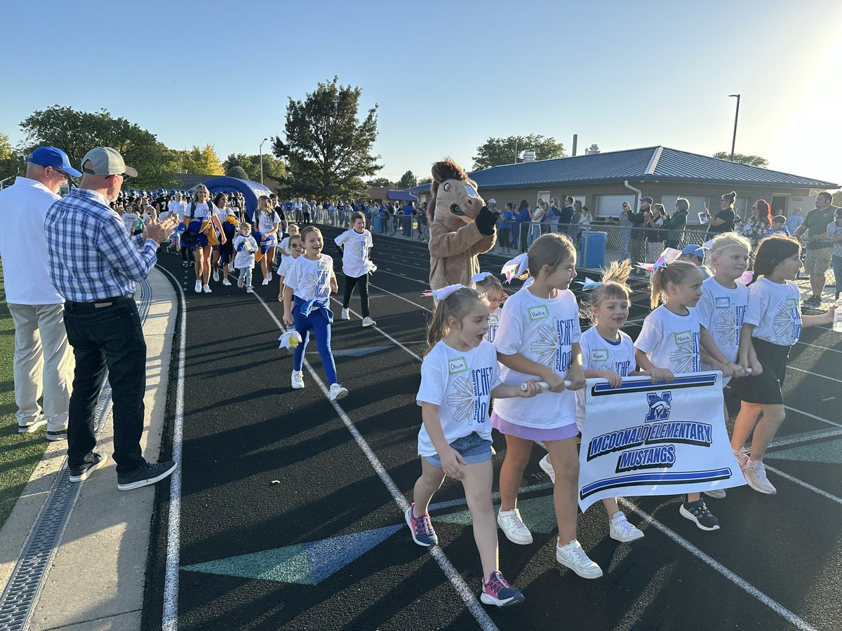 NPPS_Foundation's tweet photo. Thank you to everyone who came out to celebrate Change Wars! Big shout out to future alumni @NPHSBulldogsFB team for high fiving the elementary students. 🐾 congrats on a win https://t.co/NFmo1G22u3