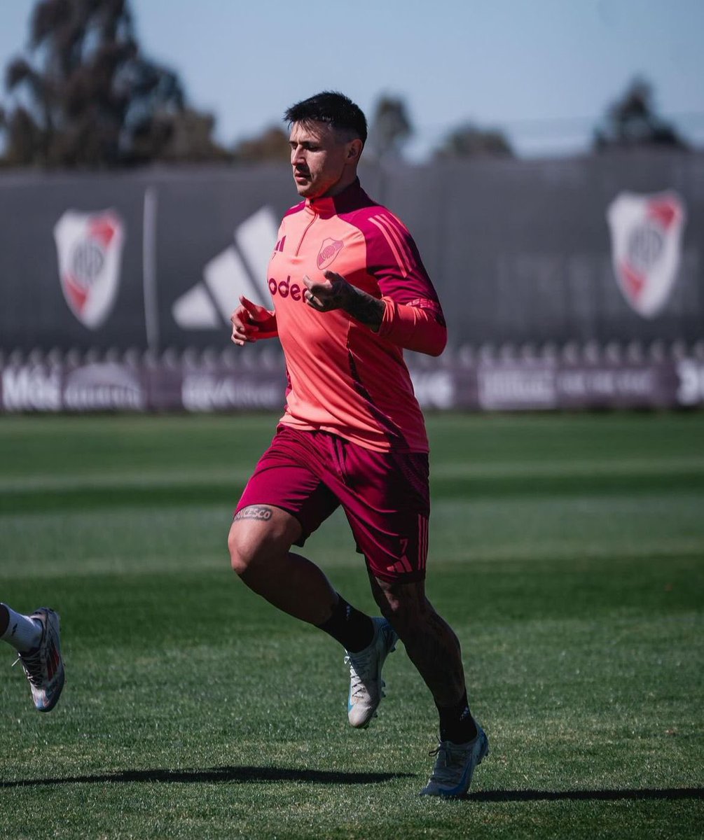 💣🇵🇾 [EXCLUSIVO] Adam Bareiro no fue citado a la Selección de Paraguay por DECISIÓN PROPIA.

🏋️‍♀️ Optó por quedarse en #River a realizar la mini pretemporada y así mejorar su condición física. 

👍 A Marcelo Gallardo le gustó mucho el accionar del delantero.