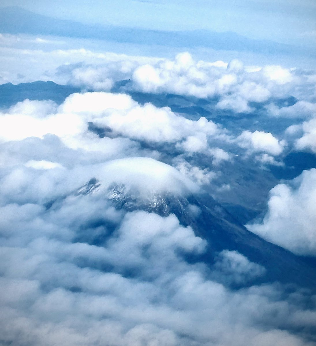 elcarlosjuan's tweet photo. Acá saludando a los mayores en la altas cumbres de la Cordillera Central en nuestros Andes Tropicales. #NevadoDelTolima #Dulima #Colombia https://t.co/HG31hxpHdd