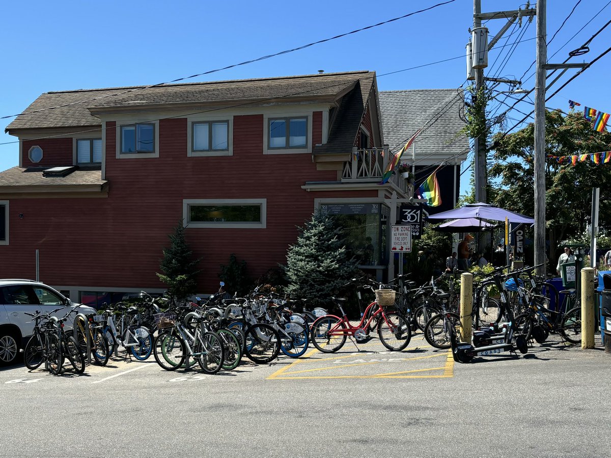 CommonNotMiddle's tweet image. Yes to more parking lots: bicycle lots. Provincetown hasn&apos;t kept up with the demand for a place to properly rest one&apos;s bike along Commercial Street