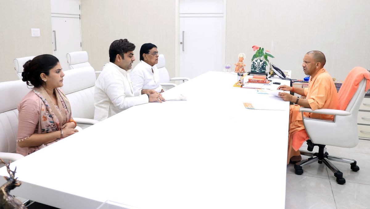myogioffice's tweet photo. मुख्यमंत्री श्री @myogiadityanath जी महाराज से आज लखनऊ में उत्तर प्रदेश सरकार में पूर्व मंत्री श्री नरेन्द्र सिंह यादव जी ने शिष्टाचार भेंट की।

इस अवसर पर उनकी सुपुत्री, माननीय जिला पंचायत अध्यक्ष, फर्रुखाबाद सुश्री मोनिका यादव जी एवं सुपुत्र श्री सचिन यादव जी भी उपस्थित रहे।

@MonikaYadav_UP