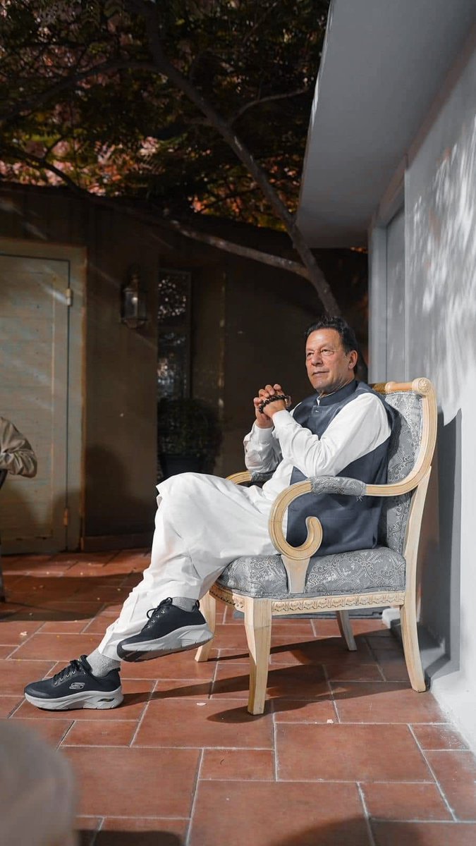 KHANvsALLL's tweet photo. Happy Birthday to the true fighter, #ImranKhan Even behind bars, your courage and dedication to the people inspire millions. Keep shining, Kaptaan! #FreelmranKhan✌️
#HappyBirthdayImranKhan❤️ https://t.co/tMD45VhET4